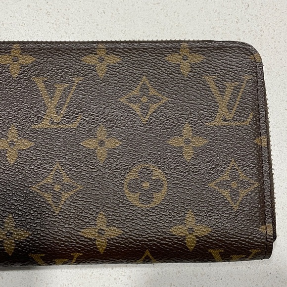Louis Vuitton Monogram Zippy Wallet - Picture 3 of 16